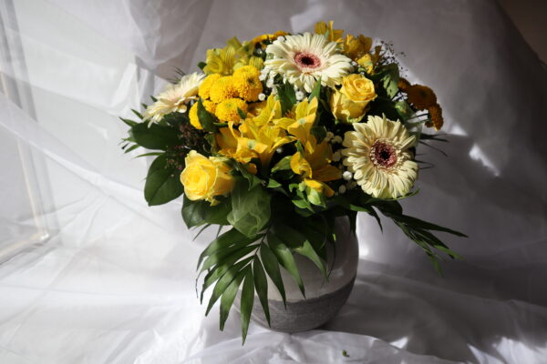 gelber Blumenstrauß mit weißen Hintergrund